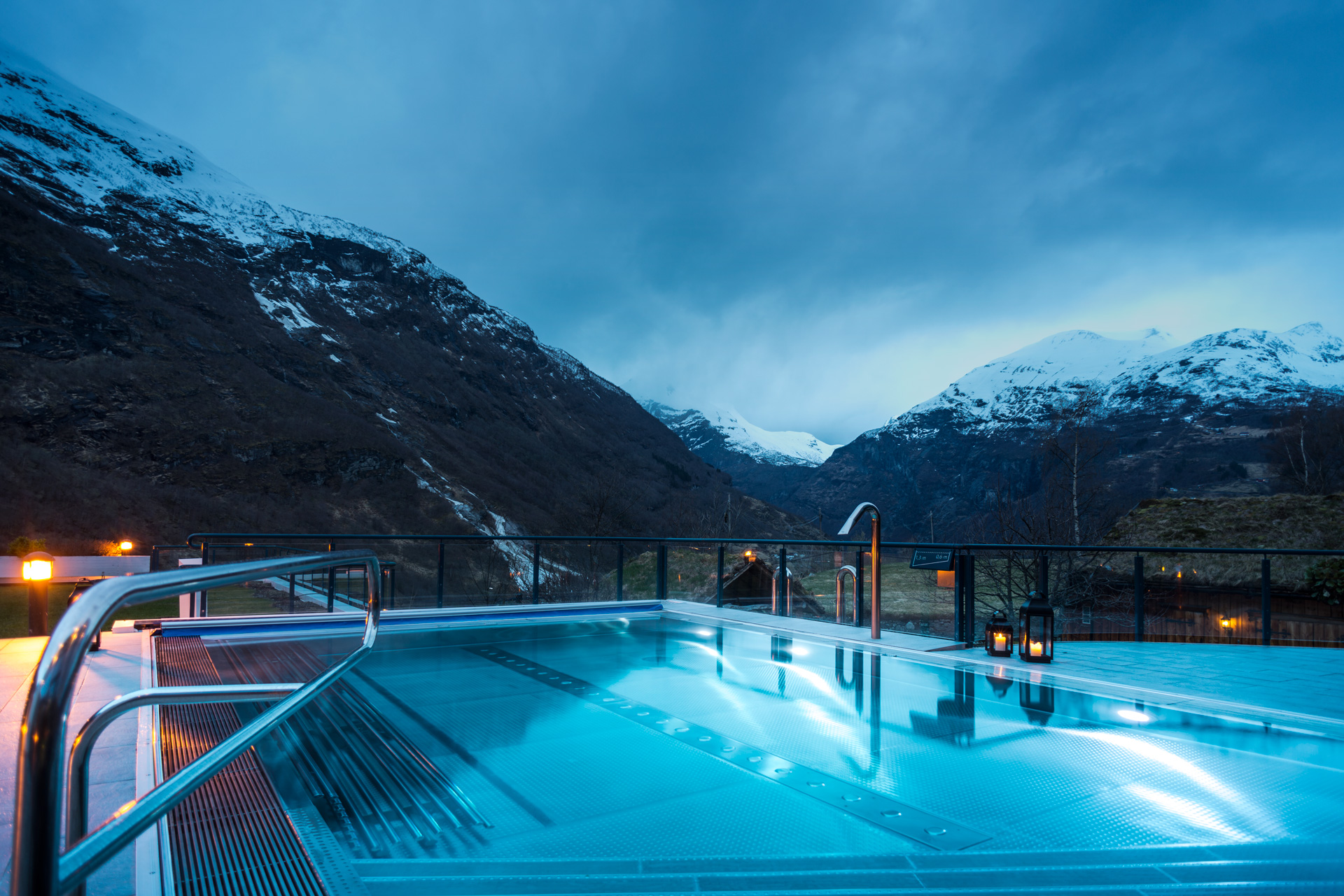 Utandørs terapibasseng hjå Hotel Union Geiranger, med snøtoppar i bakgrunnen.